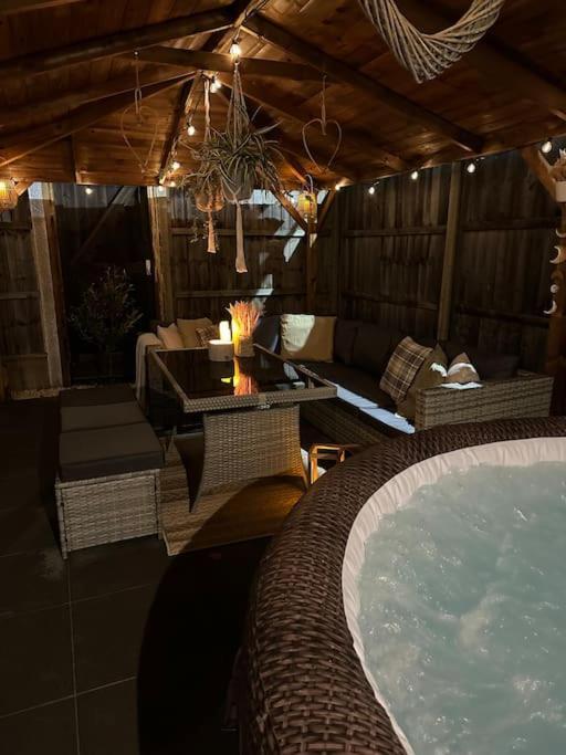 فيلا Barn With Hot Tub Goff's Oak المظهر الخارجي الصورة
